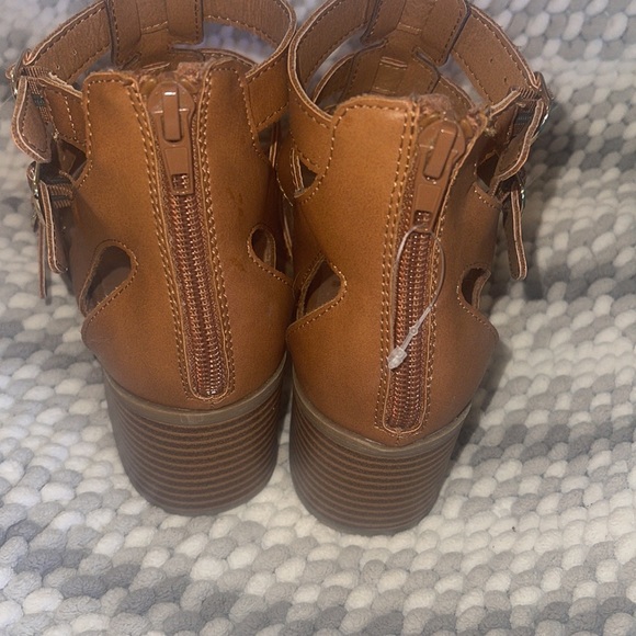 Gladiator 3/20$ Size 4. NWOT🍭 - Picture 4 of 6